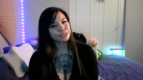 Snapshot of dolllface chatting on 1, 2, 2025 DOLLLFACE online show from 1, 2, 2025