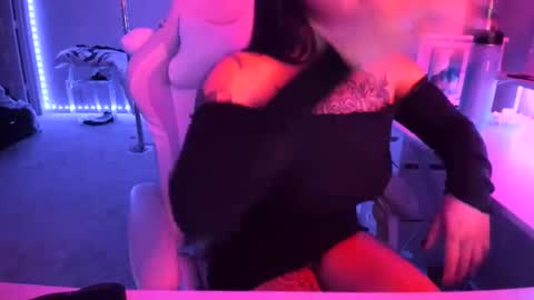 Snapshot of dolllface chatting on 10, 9, 2025 DOLLLFACE online show from 10, 9, 2025