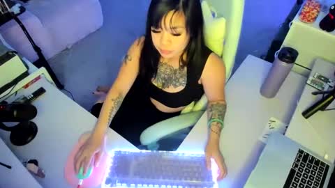 Snapshot of dolllface chatting on 4, 10, 2025 DOLLLFACE online show from 4, 10, 2025