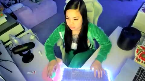 Snapshot of dolllface chatting on 16, 12, 2025 DOLLLFACE online show from 16, 12, 2025