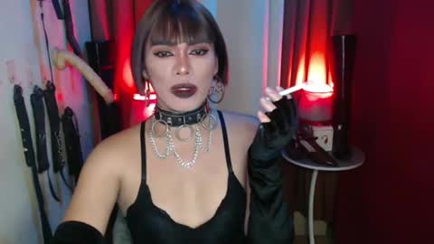 Snapshot of dominantrix_diannaxxx chatting on 19, 11, 2025 diana online show from 19, 11, 2025