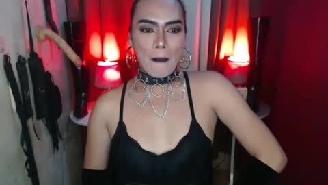 Snapshot of dominantrix_diannaxxx chatting on 22, 11, 2025 diana online show from 22, 11, 2025