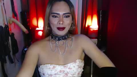 Snapshot of dominantrix_diannaxxx chatting on 24, 11, 2025 diana online show from 24, 11, 2025