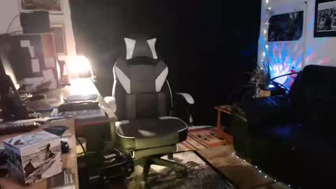 Snapshot of dopeleaf2 chatting on 4, 1, 2025 dopeleaf2 online show from 4, 1, 2025