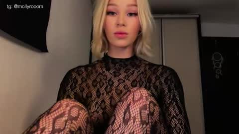 MOLLYYYY dont forget to give me a thumb up online show from 1, 6, 2026