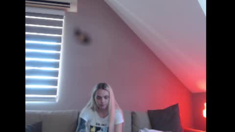 A girl online show from 14, 7, 2026