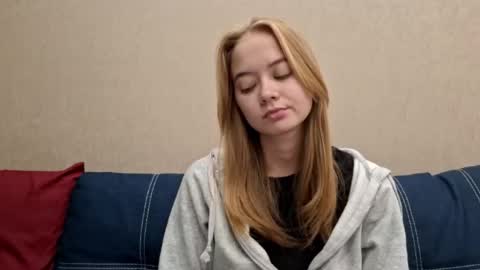 Snapshot of dustidickirson chatting on 19, 10, 2025 Alisa online show from 19, 10, 2025