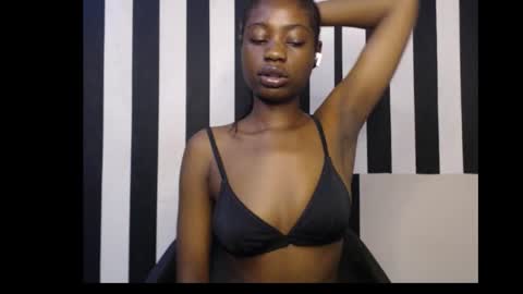 Snapshot of ebony_petitequeen chatting on 6, 10, 2025 Ella online show from 6, 10, 2025