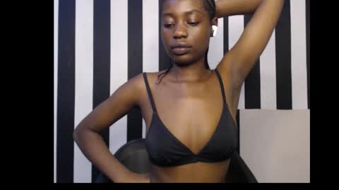 Snapshot of ebony_petitequeen chatting on 7, 10, 2025 Ella online show from 7, 10, 2025
