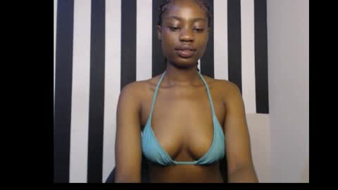 Snapshot of ebony_petitequeen chatting on 19, 10, 2025 Ella online show from 19, 10, 2025