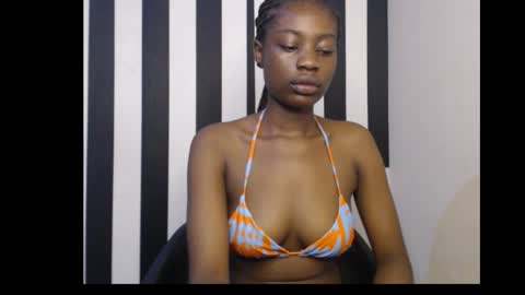 Snapshot of ebony_petitequeen chatting on 20, 10, 2025 Ella online show from 20, 10, 2025