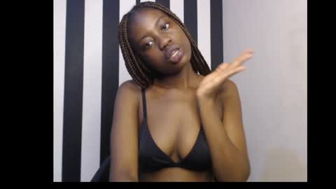 Snapshot of ebony_petitequeen chatting on 21, 10, 2025 Ella online show from 21, 10, 2025