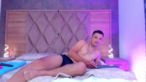 YG COUPLE online show from 15, 11, 2025