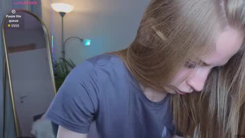 Snapshot of el1s_evans chatting on 25, 4, 2026 please read my bio there is information about private shows and about my personality online show from 25, 4, 2026