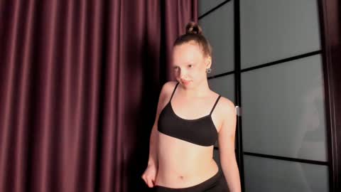 Snapshot of elianareynolds chatting on 10, 12, 2024 Ella online show from 10, 12, 2024