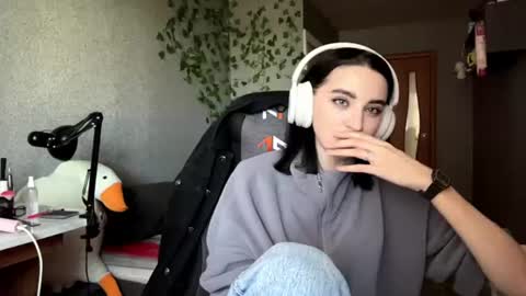 Snapshot of elinorashfield chatting on 10, 6, 2026 Milica online show from 10, 6, 2026