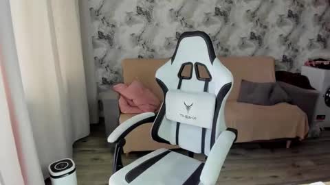 Aletta Oushen online show from 28, 9, 2025