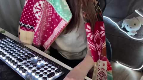 Elisa North online show from 2, 2, 2025