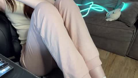 Elisa North online show from 6, 3, 2025