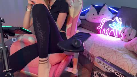 Elisa North online show from 3, 10, 2025