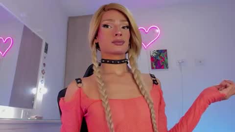 Snapshot of elizabeth_jones_01 chatting on 13, 11, 2025 Eli online show from 13, 11, 2025