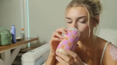 Snapshot of ellalowe chatting on 18, 4, 2026 ellalowe online show from 18, 4, 2026