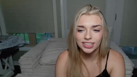 Snapshot of ellalowe chatting on 20, 5, 2026 ellalowe online show from 20, 5, 2026