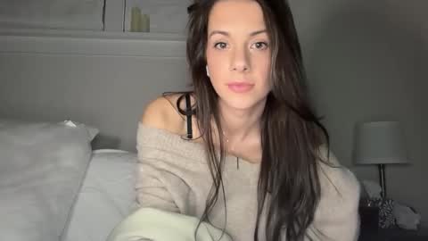 Snapshot of elle67 chatting on 17, 12, 2025 Elle67 online show from 17, 12, 2025