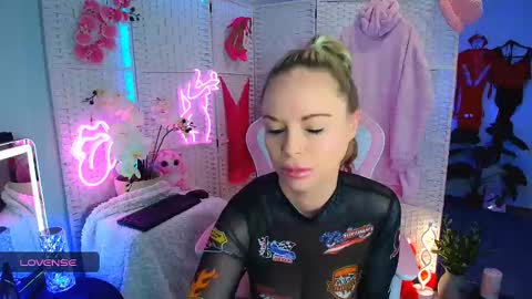 Snapshot of elliekarrrx chatting on 2, 2, 2025 EllieKarr online show from 2, 2, 2025