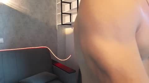 elliot_muscle04 online show from 7, 10, 2025