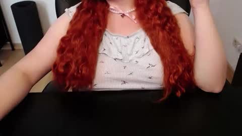 Snapshot of elly_petite chatting on 19, 5, 2026 Elly online show from 19, 5, 2026
