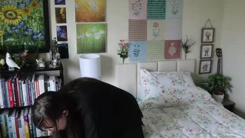 Elly Naomi online show from 9, 5, 2026
