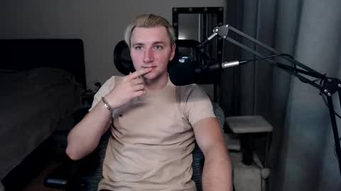 Snapshot of elvin_vaenight chatting on 7, 10, 2025 Elvin Vaenight online show from 7, 10, 2025