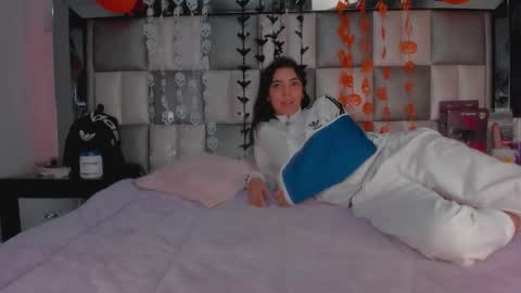 Snapshot of ema_and_camila chatting on 24, 10, 2025 ema y cami online show from 24, 10, 2025