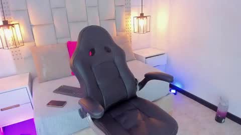 Snapshot of emelie_ch_ chatting on 4, 12, 2024 Emily  online show from 4, 12, 2024