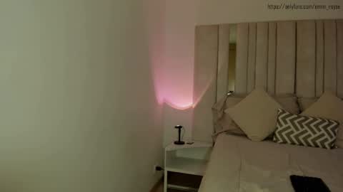 emi_royse online show from 17, 12, 2024