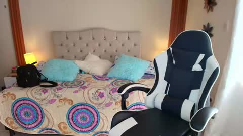 emiily_skinny online show from 23, 6, 2026