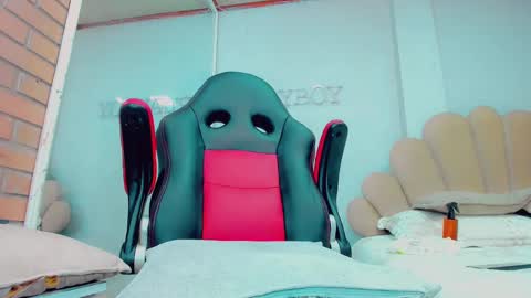 EmillySaenz online show from 10, 9, 2025