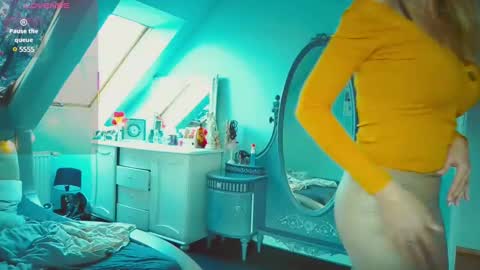 Snapshot of emilachat chatting on 4, 3, 2025 Emila online show from 4, 3, 2025