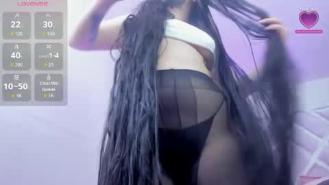 emilayton_ online show from 25, 10, 2025