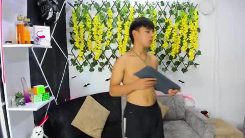 EMILI AND GIN online show from 4, 12, 2024