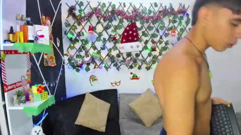 EMILI AND GIN online show from 12, 12, 2024