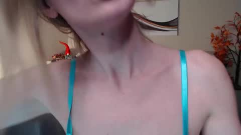 Snapshot of emilly_angel chatting on 6, 3, 2025 Emily online show from 6, 3, 2025