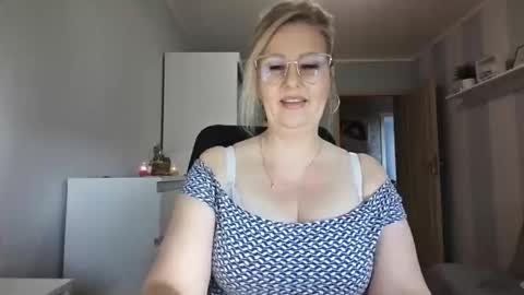 Snapshot of emillykiss chatting on 26, 2, 2026 EmillyLove online show from 26, 2, 2026