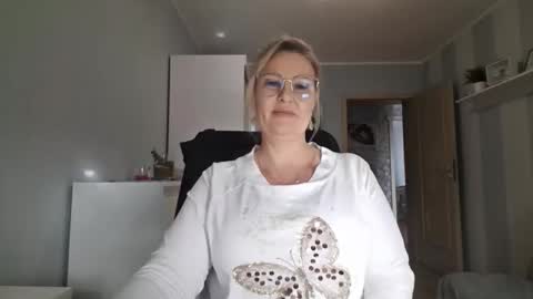 Snapshot of emillykiss chatting on 2, 3, 2026 EmillyLove online show from 2, 3, 2026