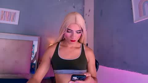 Snapshot of emily_castillo1_ chatting on 8, 7, 2026 emily_castillo1_ online show from 8, 7, 2026