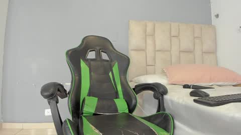 Emi  independent model  online show from 14, 12, 2024