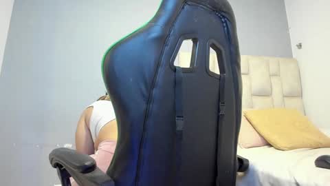 Emi  independent model  online show from 17, 12, 2024