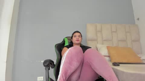 Emi  independent model  online show from 4, 1, 2025