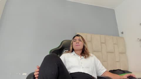 Emi  independent model  online show from 11, 1, 2025